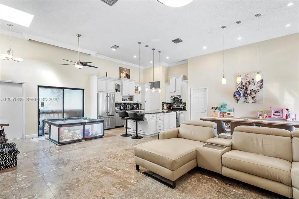 2707 S Parkview Dr Hallandale Beach, FL 33009