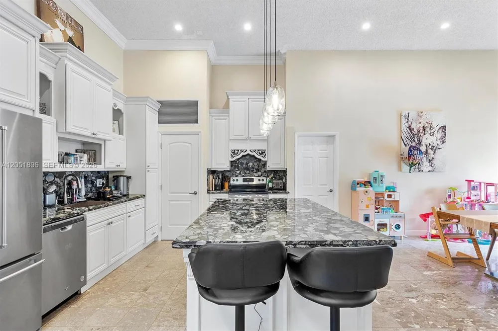 2707 S Parkview Dr Hallandale Beach, FL 33009