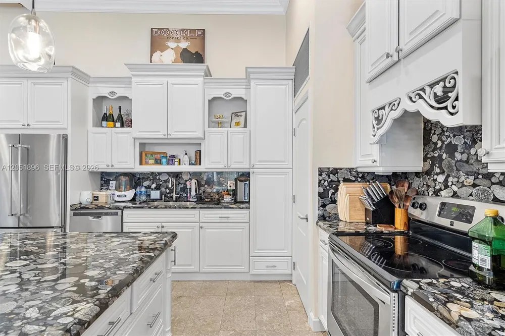 2707 S Parkview Dr Hallandale Beach, FL 33009