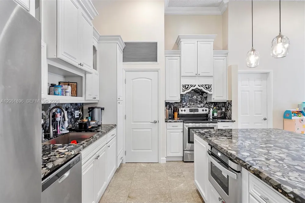 2707 S Parkview Dr Hallandale Beach, FL 33009