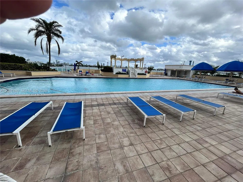 7601 E Treasure Dr #2104 North Bay Village, FL 33141