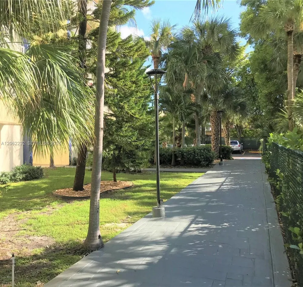 4550 NW 9th St #706E Miami, FL 33126