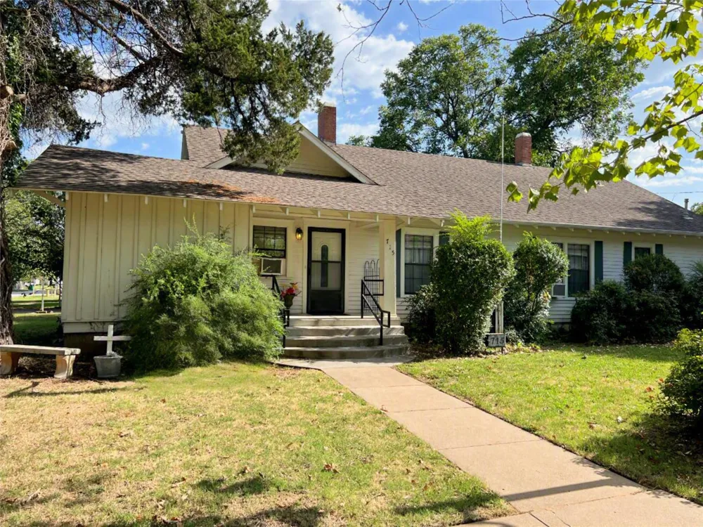 715 E Ikard Street Henrietta, TX 76365