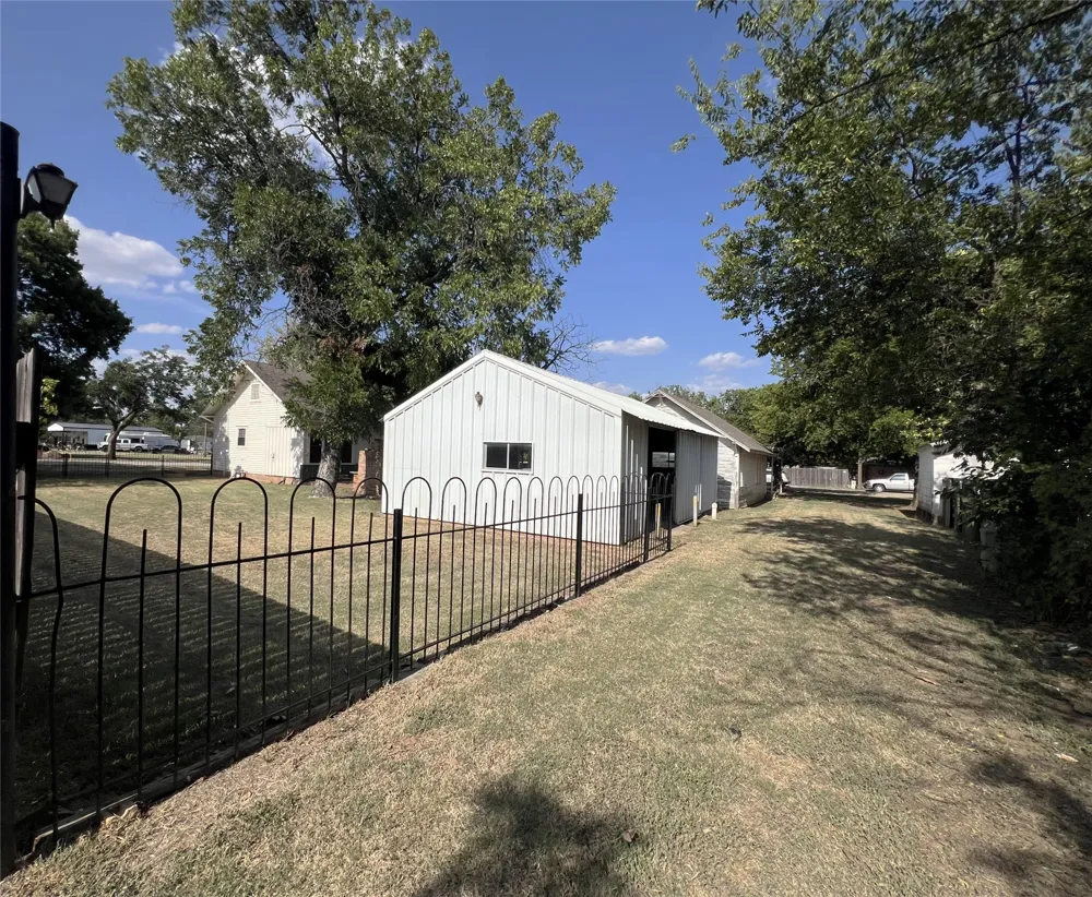 715 E Ikard Street Henrietta, TX 76365