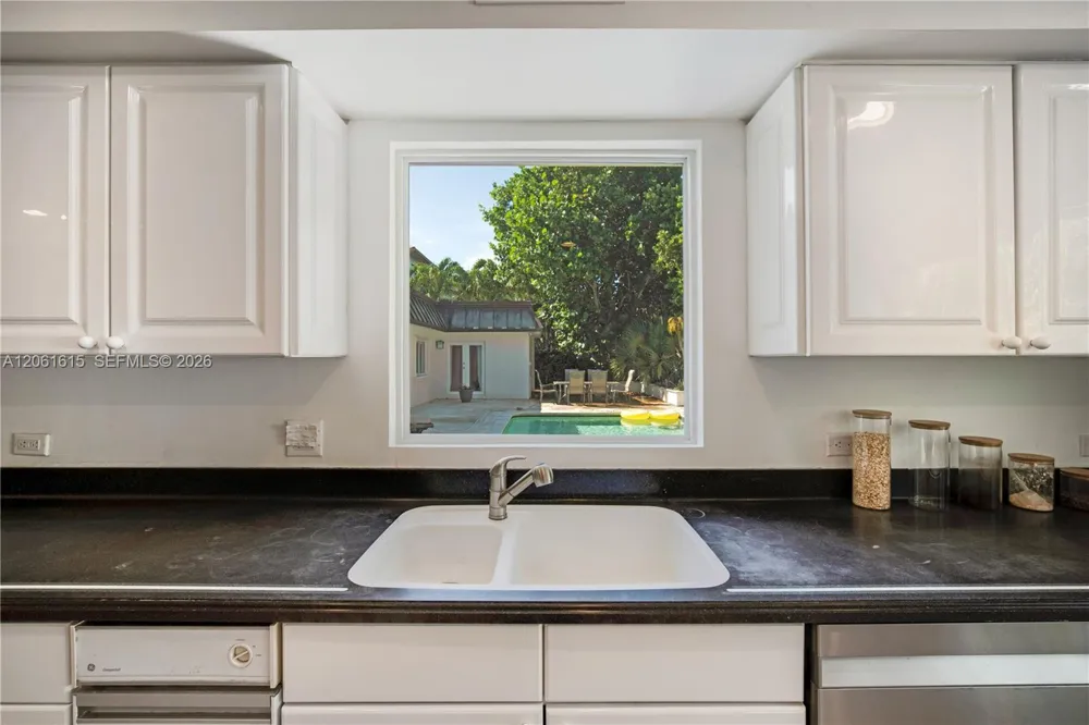 324 Caribbean Rd Key Biscayne, FL 33149