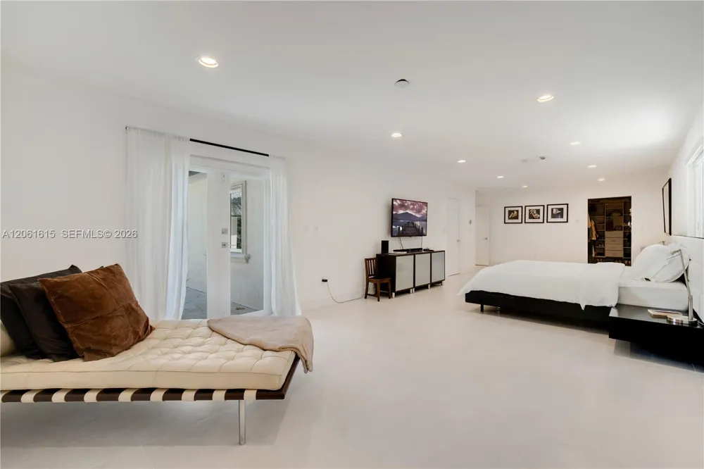 324 Caribbean Rd Key Biscayne, FL 33149