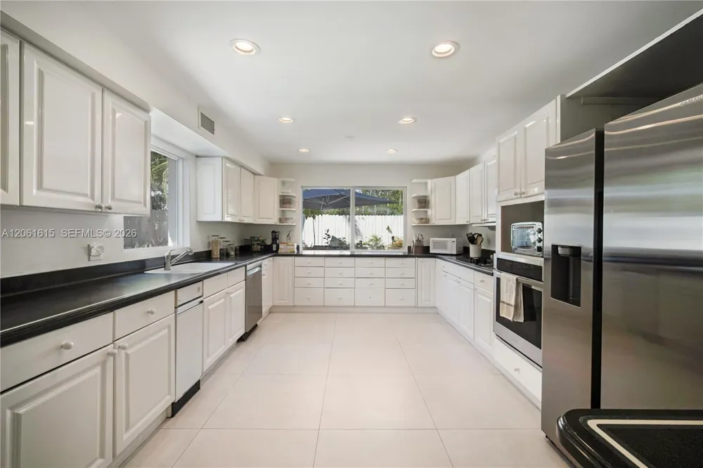 324 Caribbean Rd Key Biscayne, FL 33149
