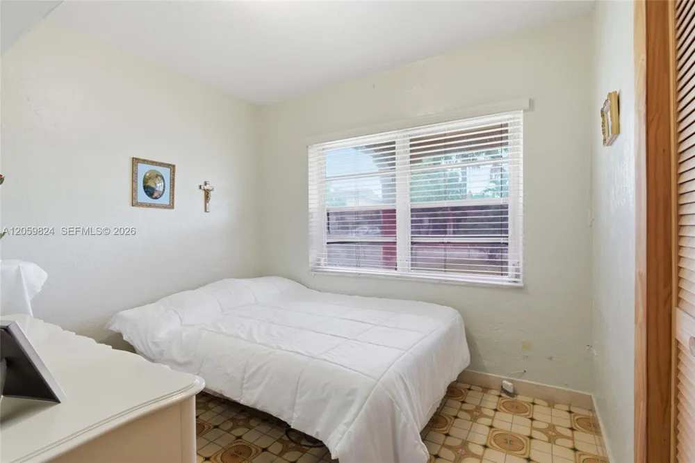 921 E 14 St Hialeah, FL 33010
