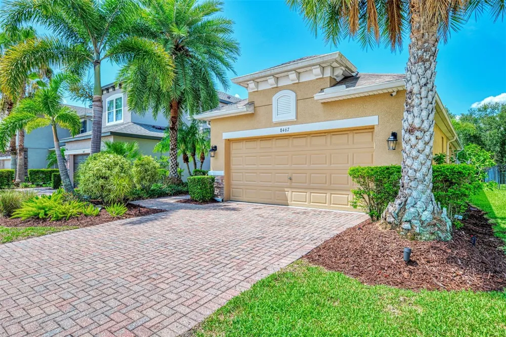 8467 NANDINA DRIVE Sarasota, FL 34240