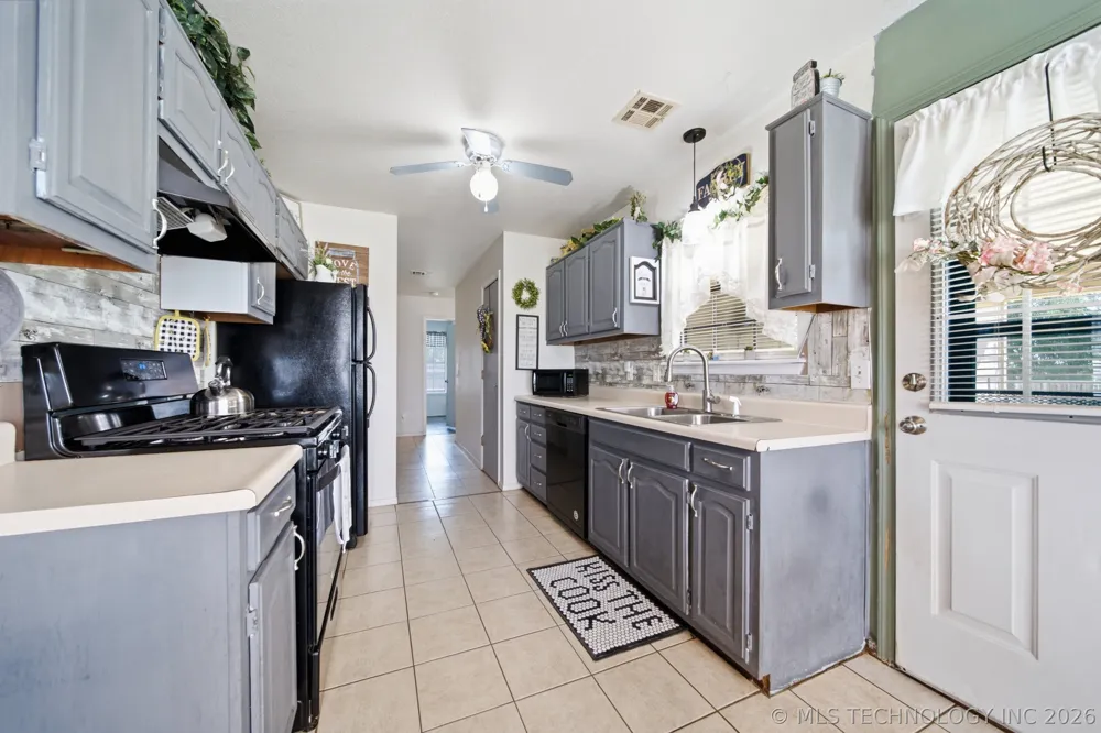 17787 S Santa Fe Street Mounds, OK 74047