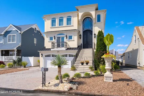 14 Lagoon Drive W