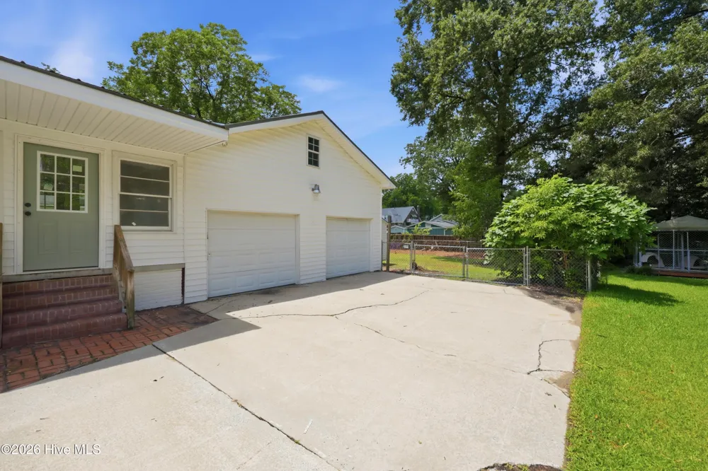 3222 North Contentnea Street Farmville, NC 27828