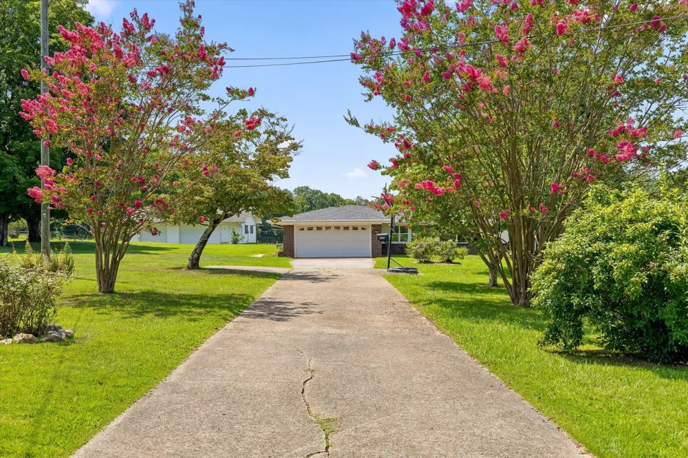 4329 Ga 301 Highway Trenton, GA 30752