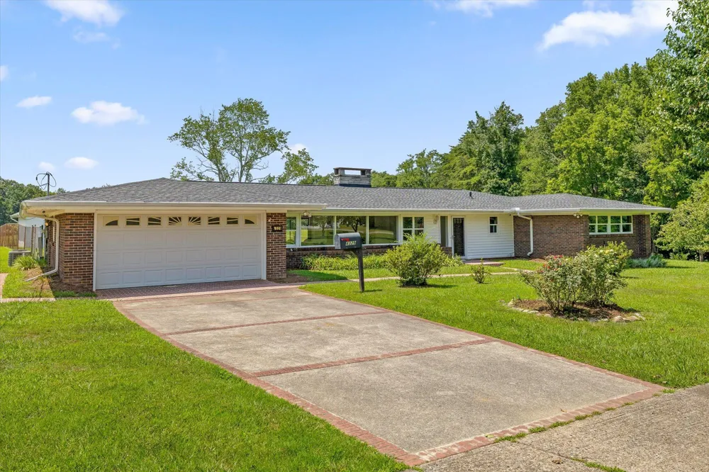 4329 Ga 301 Highway Trenton, GA 30752