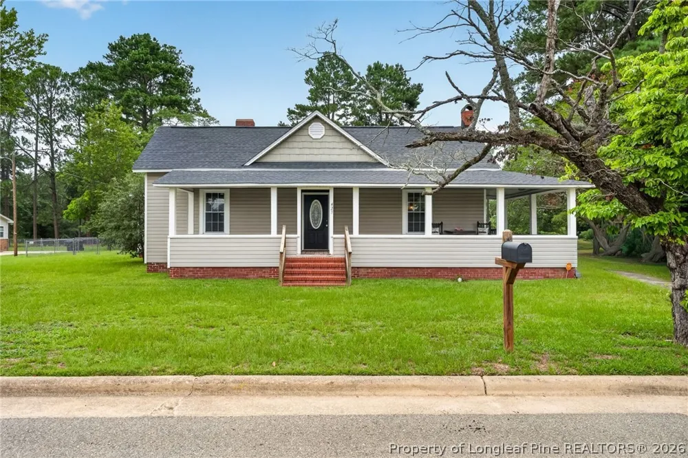 423 E Edinborough Avenue Raeford, NC 28376