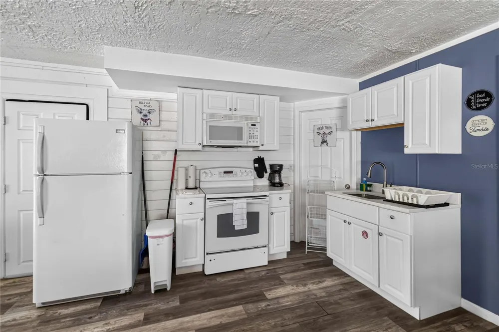 745 HILLVIEW DRIVE Altamonte Springs, FL 32714