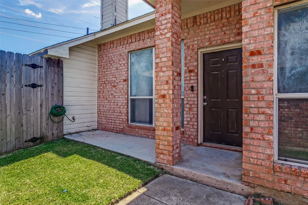 1228 Falcon Trail Bedford, TX 76021