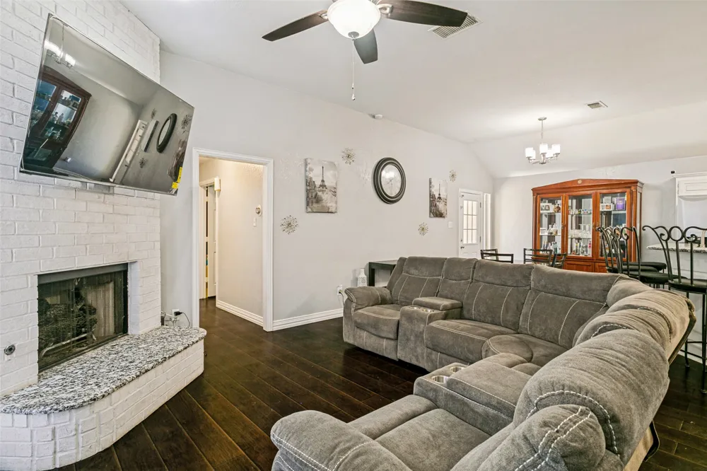 1228 Falcon Trail Bedford, TX 76021