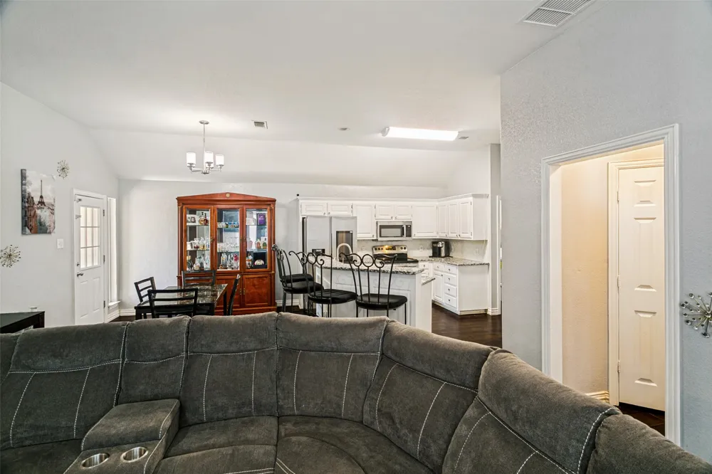 1228 Falcon Trail Bedford, TX 76021