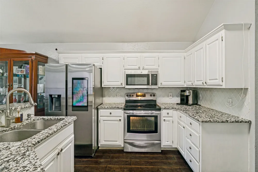 1228 Falcon Trail Bedford, TX 76021
