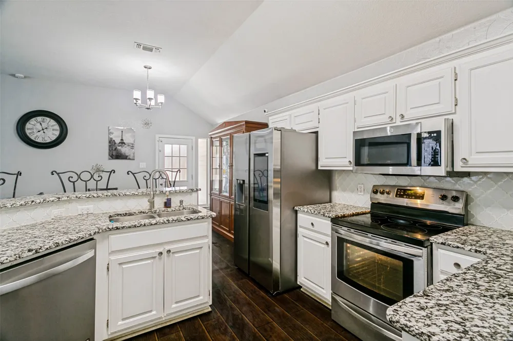 1228 Falcon Trail Bedford, TX 76021