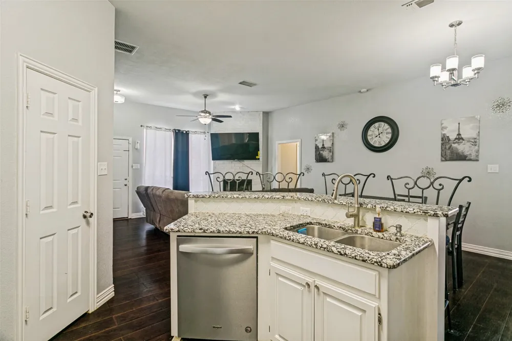 1228 Falcon Trail Bedford, TX 76021