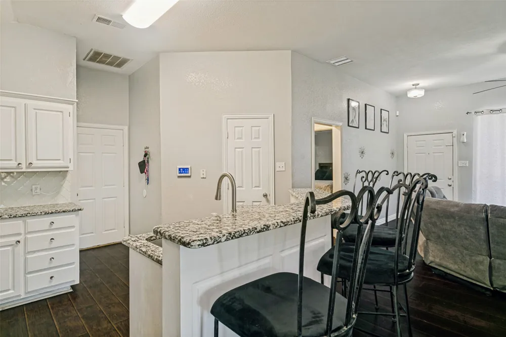 1228 Falcon Trail Bedford, TX 76021