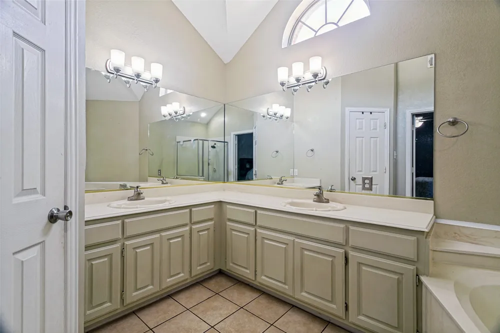 1228 Falcon Trail Bedford, TX 76021