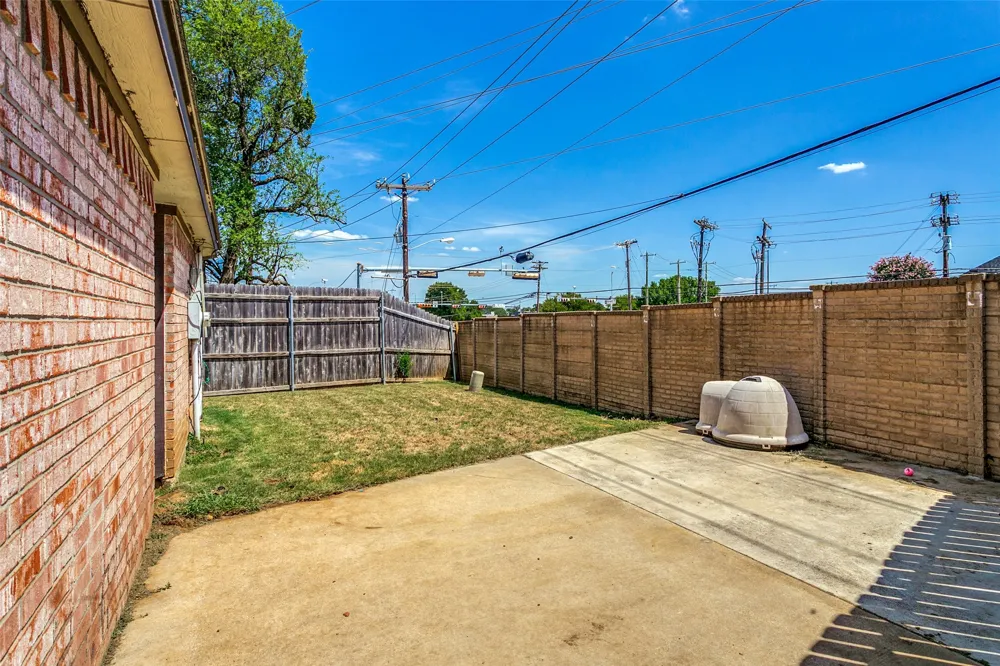 1228 Falcon Trail Bedford, TX 76021
