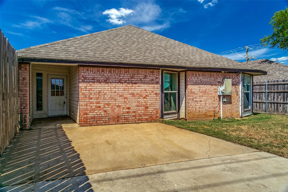 1228 Falcon Trail Bedford, TX 76021