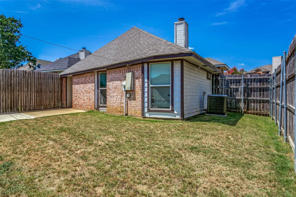 1228 Falcon Trail Bedford, TX 76021