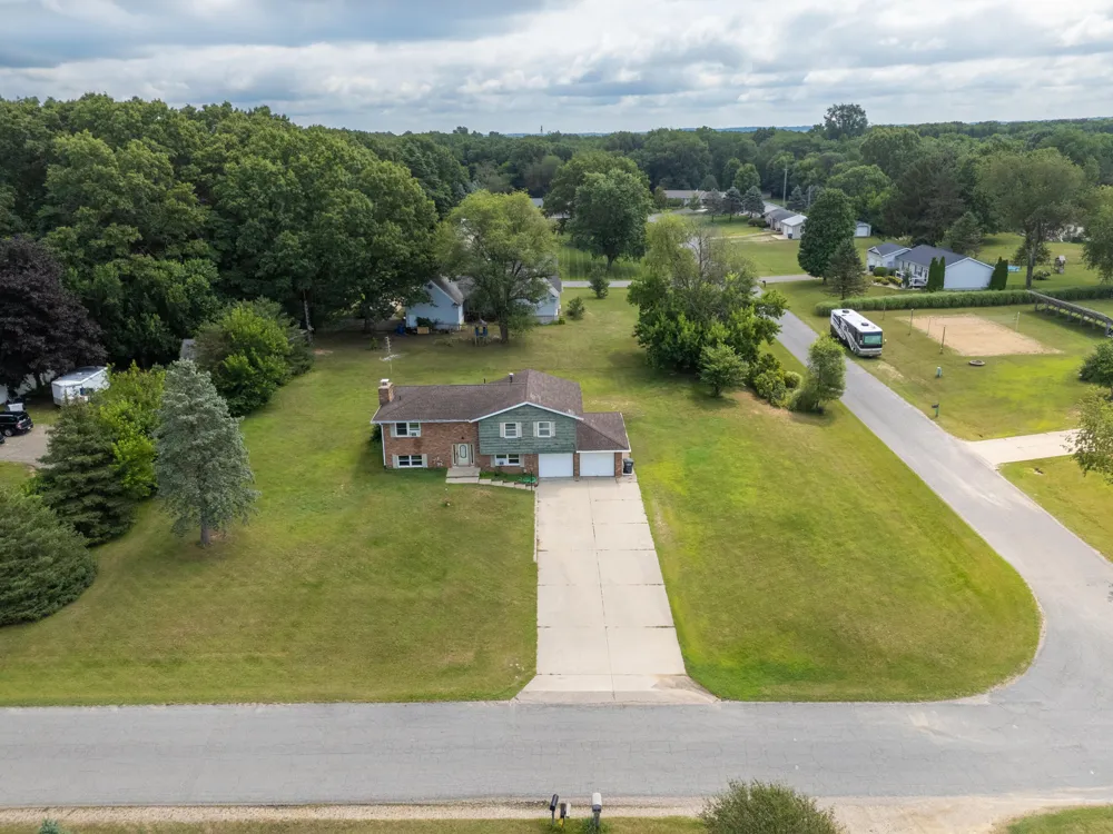 81611 White Oak Drive Decatur, MI 49045