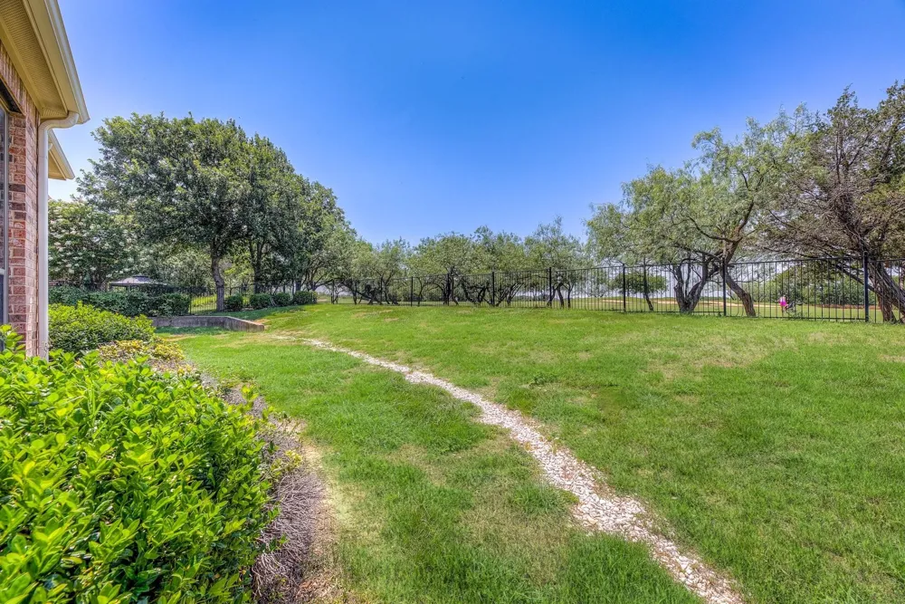 804 Bentwater Parkway Grand Prairie, TX 75104
