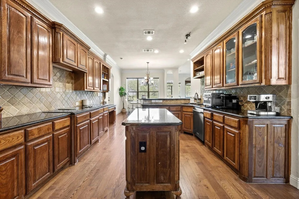 804 Bentwater Parkway Grand Prairie, TX 75104