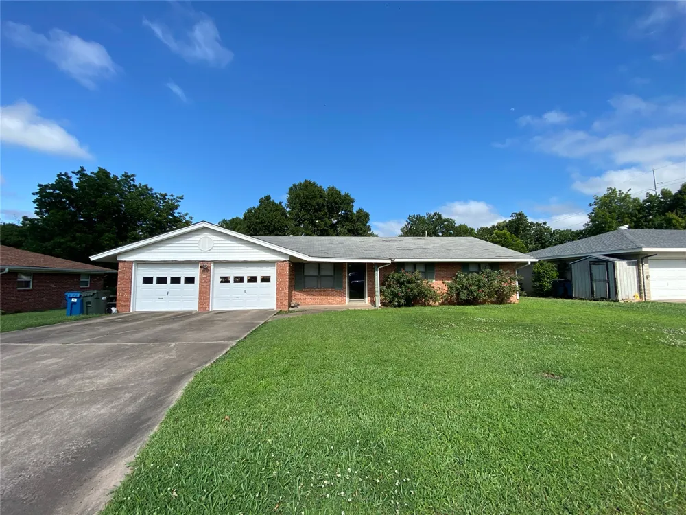 912 S Thompson Avenue Cushing, OK 74023