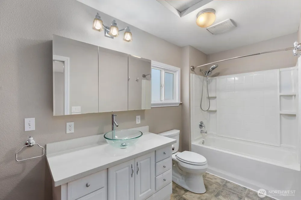 15507 56th Avenue W Edmonds, WA 98026