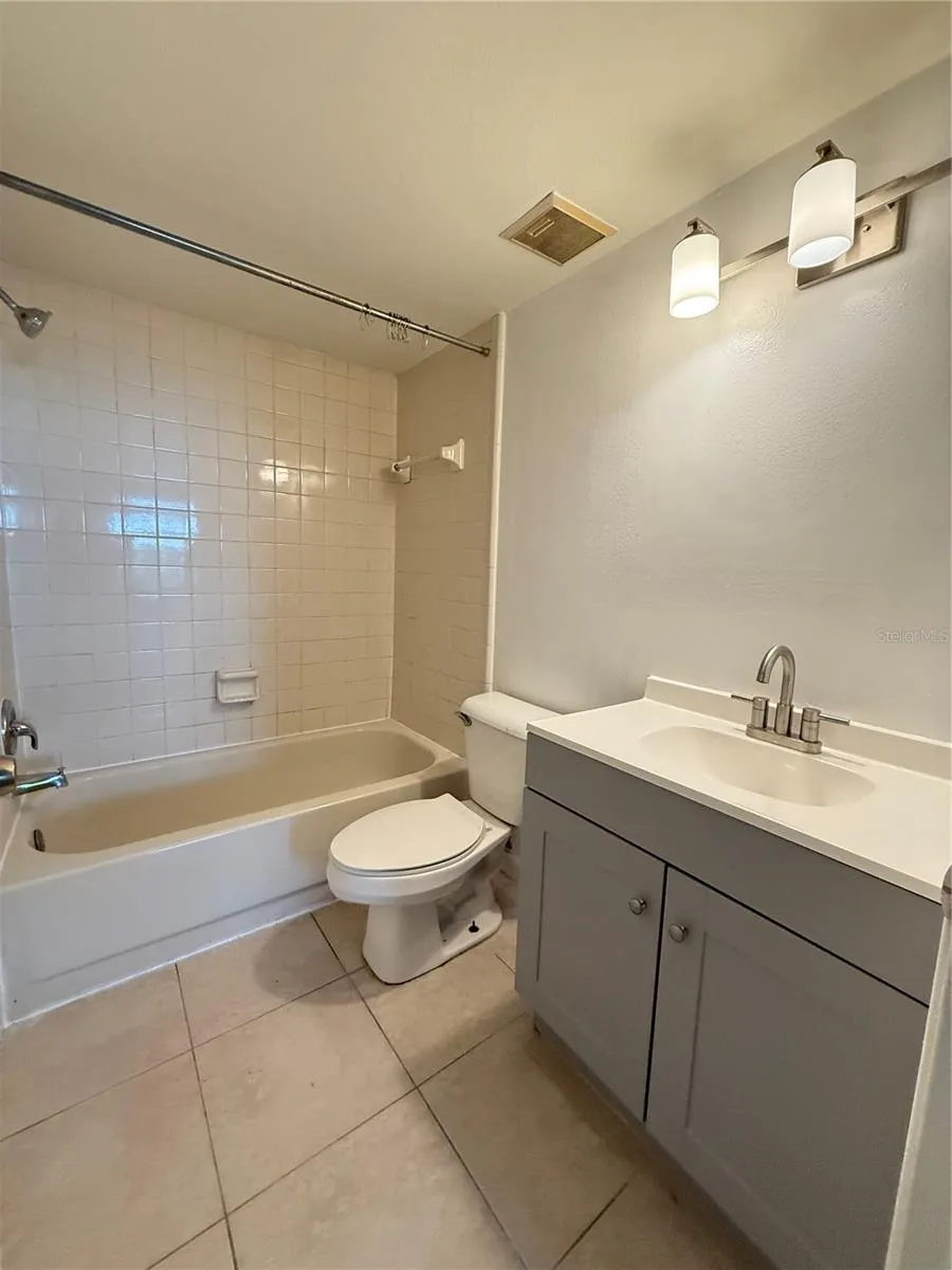 14308 HANGING MOSS CIRCLE #102 Tampa, FL 33613