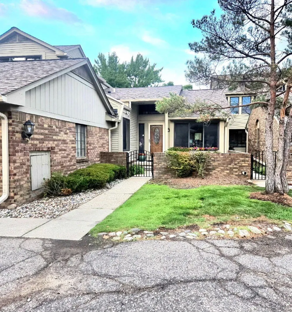7229 Creeks Bend Drive West Bloomfield, MI 48322