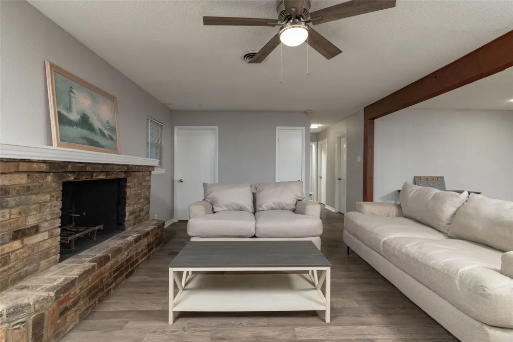 637 Post Oak Drive Hurst, TX 76053