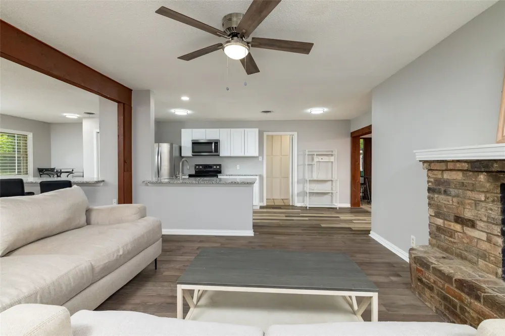 637 Post Oak Drive Hurst, TX 76053
