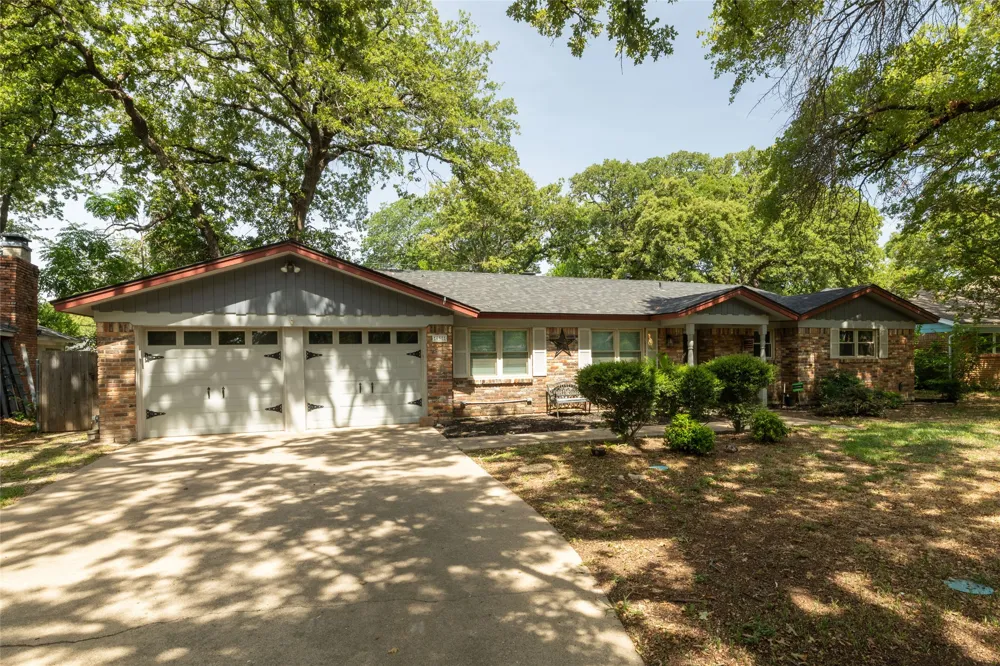 637 Post Oak Drive Hurst, TX 76053