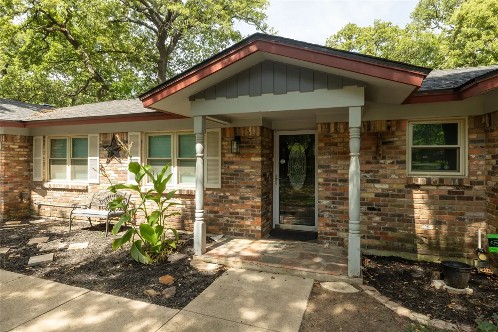 637 Post Oak Drive Hurst, TX 76053