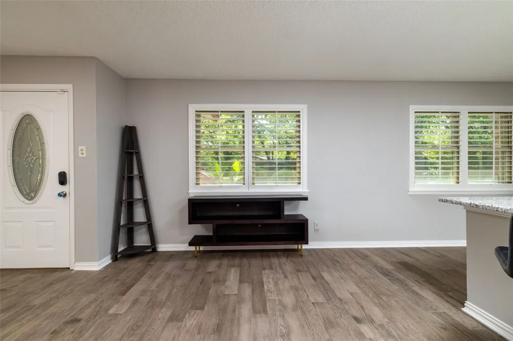637 Post Oak Drive Hurst, TX 76053