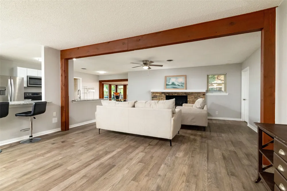 637 Post Oak Drive Hurst, TX 76053