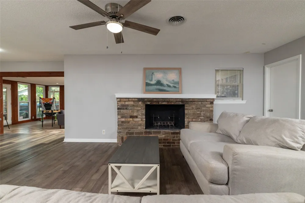 637 Post Oak Drive Hurst, TX 76053