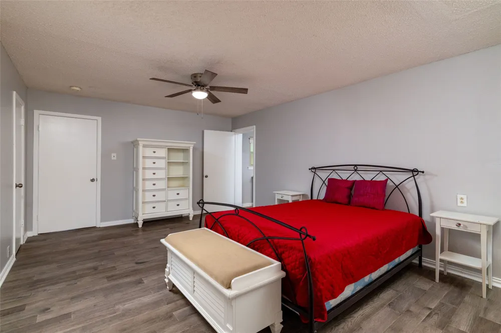 637 Post Oak Drive Hurst, TX 76053