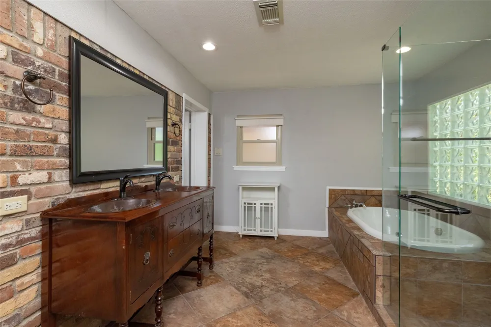 637 Post Oak Drive Hurst, TX 76053