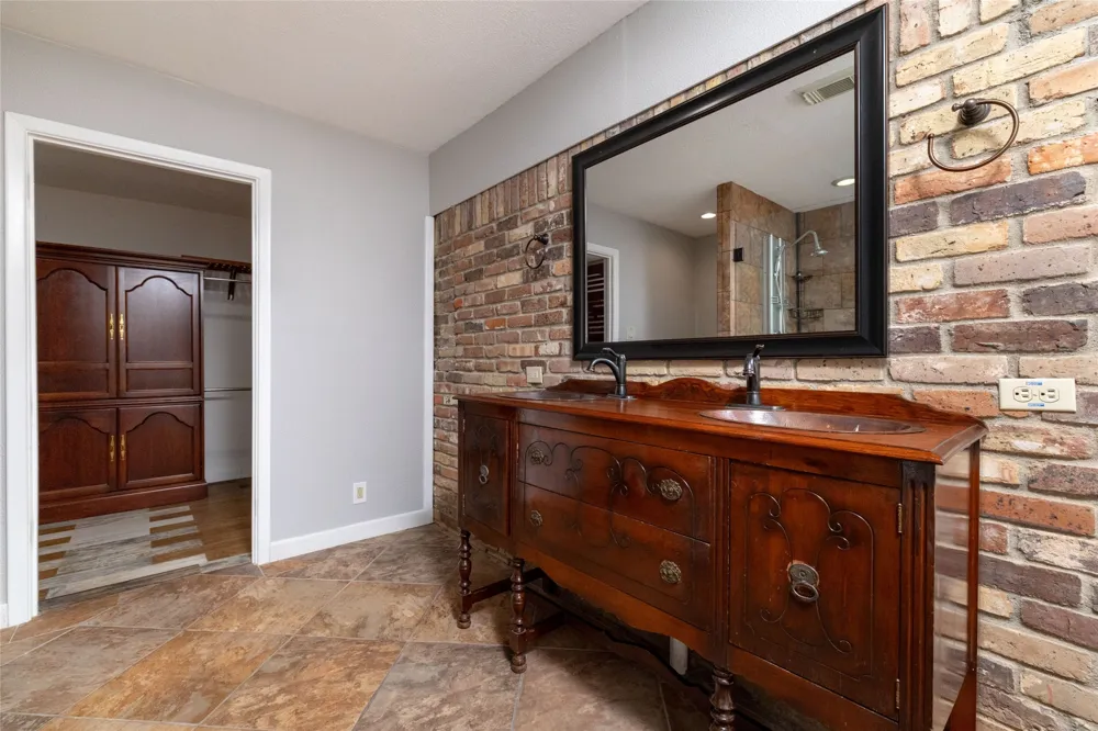 637 Post Oak Drive Hurst, TX 76053