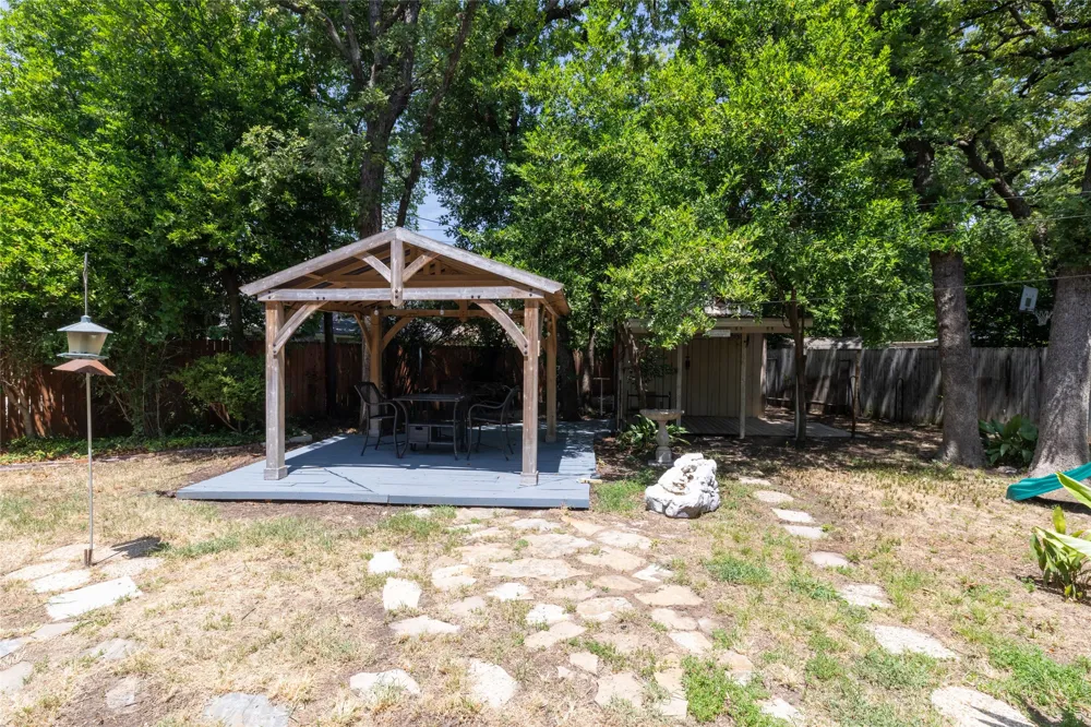 637 Post Oak Drive Hurst, TX 76053