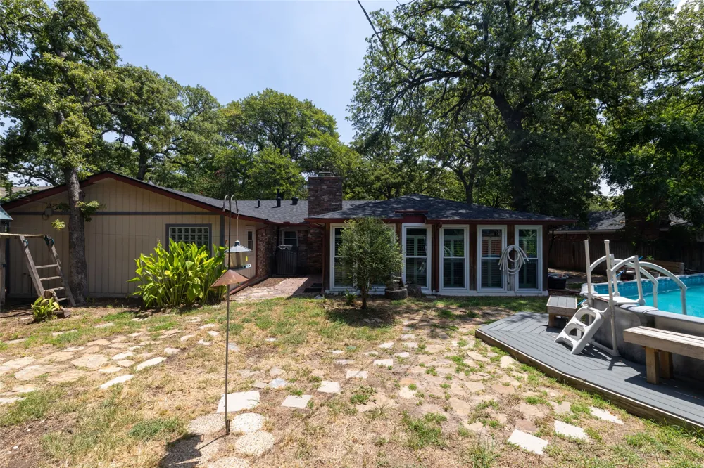 637 Post Oak Drive Hurst, TX 76053